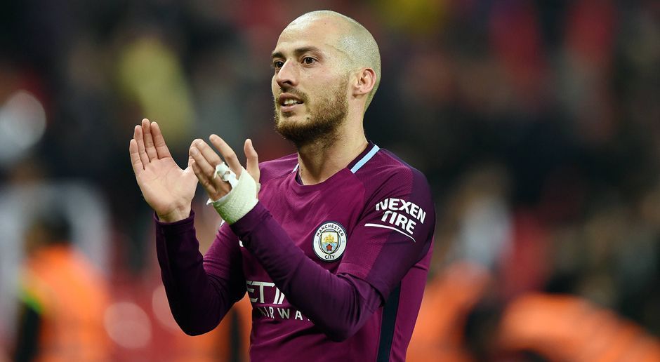 
                <strong>Mittelfeld: David Silva (Manchester City)</strong><br>
                Acht Jahre schon trägt der Spanier das Trikot von City. Mit seinen 32 Jahren ist der Welt- und Europameister der älteste Spieler der Elf des Jahres. Auch im etwas fortgeschrittenen Alter immer noch torgefährlich, was acht Treffer eindrucksvoll belegen.
              