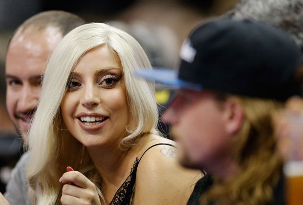 
                <strong>Gute Laune bei Lady Gaga</strong><br>
                Lady Gaga amüsierte sich während des Basketball-Spiels offensichtlich bestens.
              