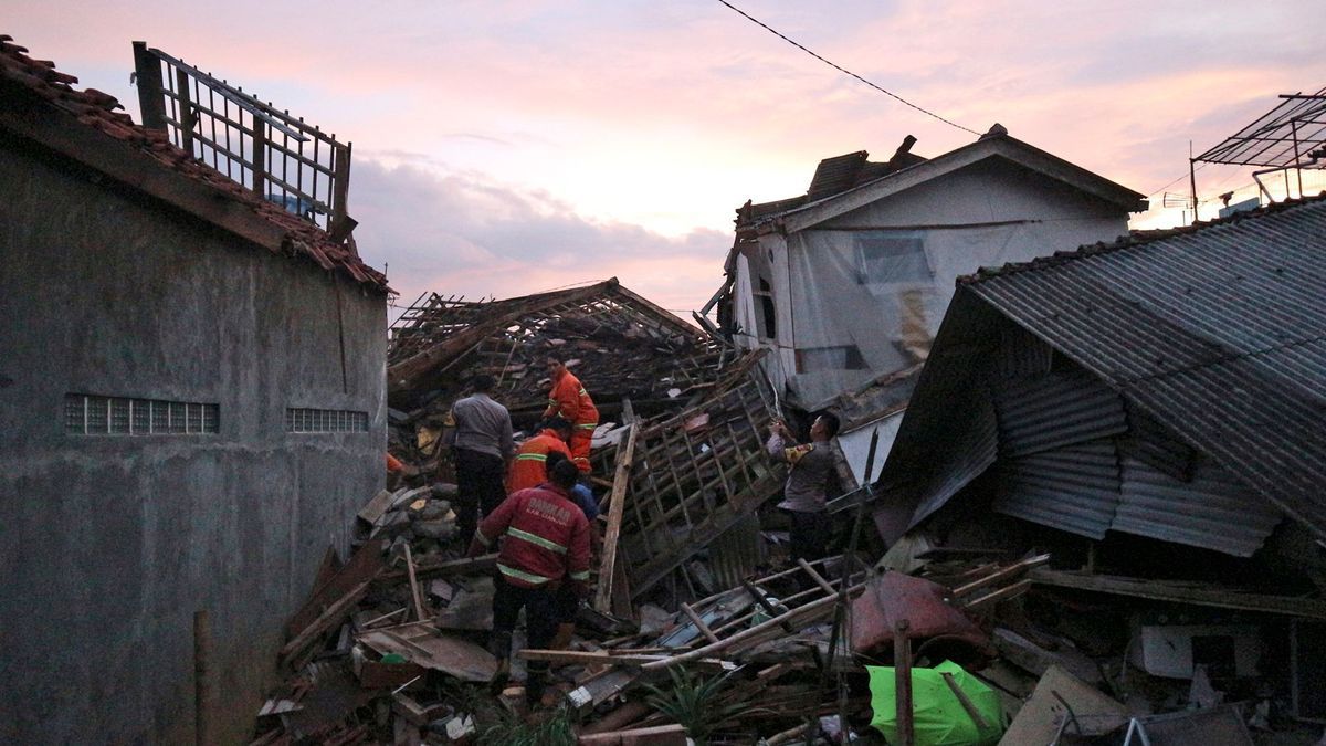 Rettungskräfte in Indonesien suchen nach Überlebenden in den Ruinen von Häusern.