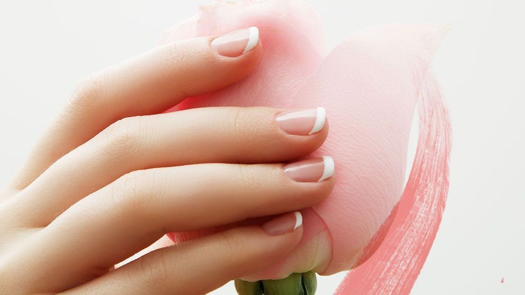 Es gibt unterschiedliche Nagelformen und Designs für den French-Look auf deinen Nägeln – wir haben die Beauty-Hacks für dich, wie du das Nail-Design richtig trägst! 