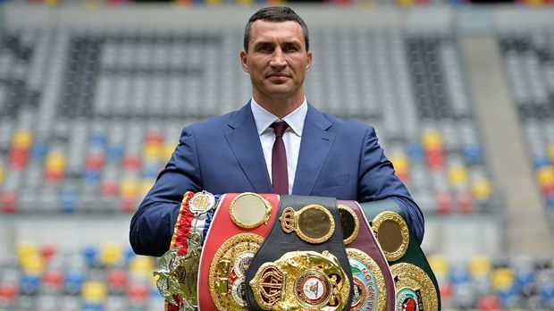 
                <strong>Wladimir Klitschko</strong><br>
                Wladimir Klitschko (Weltmeister Schwergewicht WBA, WBO, IBF, 64-3, 54 K.o.): Der Olympiasieger im Superschwergewicht marschiert in Richtung Rekordmarke für die Ewigkeit: Noch ein paar Titelverteidigungen des 39-Jährigen und die Rekordmarke von Joe Louis (25 erfolgreichen Titelverteidigungen) ist fällig. Nächster Kampf: 28. November vs. Tyson Fury.
              