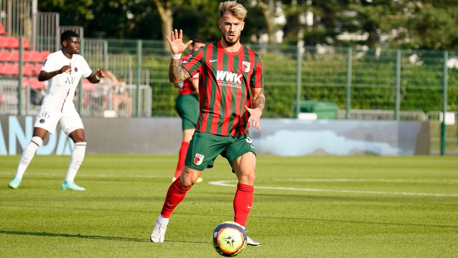 
                <strong>FC Augsburg</strong><br>
                Zugänge: Niklas Dorsch (KAA Gent), Lasse Günther (FC Bayern München U19), Daniel Klein (TSG 1899 Hoffenheim II), Sergio Cordova (Arminia Bielefeld, Leih-Ende), Maurice Malone (SV Wehen Wiesbaden, Leih-Ende), Frederik Winther (Lyngby BK, Leih-Ende), Arne Maier (Hertha BSC, Leihe)Abgänge: Rani Khedira (1. FC Union Berlin), Marco Richter (Hertha BSC), Marek Suchy (Mlada Boleslav), Jozo Stanic (SV Wehen Wiesbaden), Julian Schieber (Karriereende), Kevin Danso (RC Lens), Laszlo Benes (Borussia Mönchengladbach, Leih-Ende)Voraussichtliche Aufstellung am 1. Spieltag: Gikiewicz - Framberger, Gouweleeuw, Uduokhai, Iago - Dorsch - Moravek - Hahn, Jensen, Vargas - Niederlechner
              