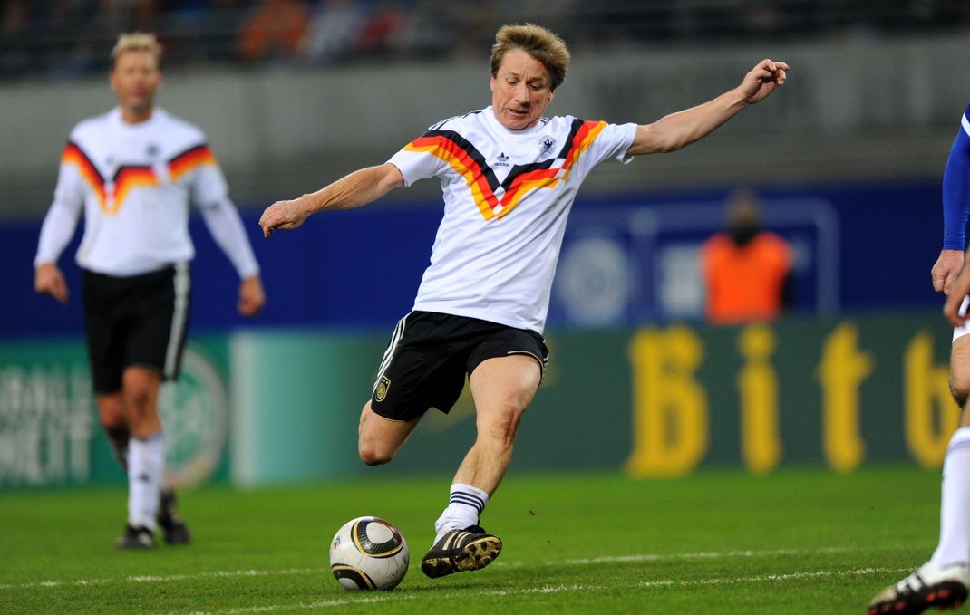 1990 gehörte Mill zum Weltmeister-Kader in Italien, auch wenn er in keinem Spiel eingesetzt wurde.