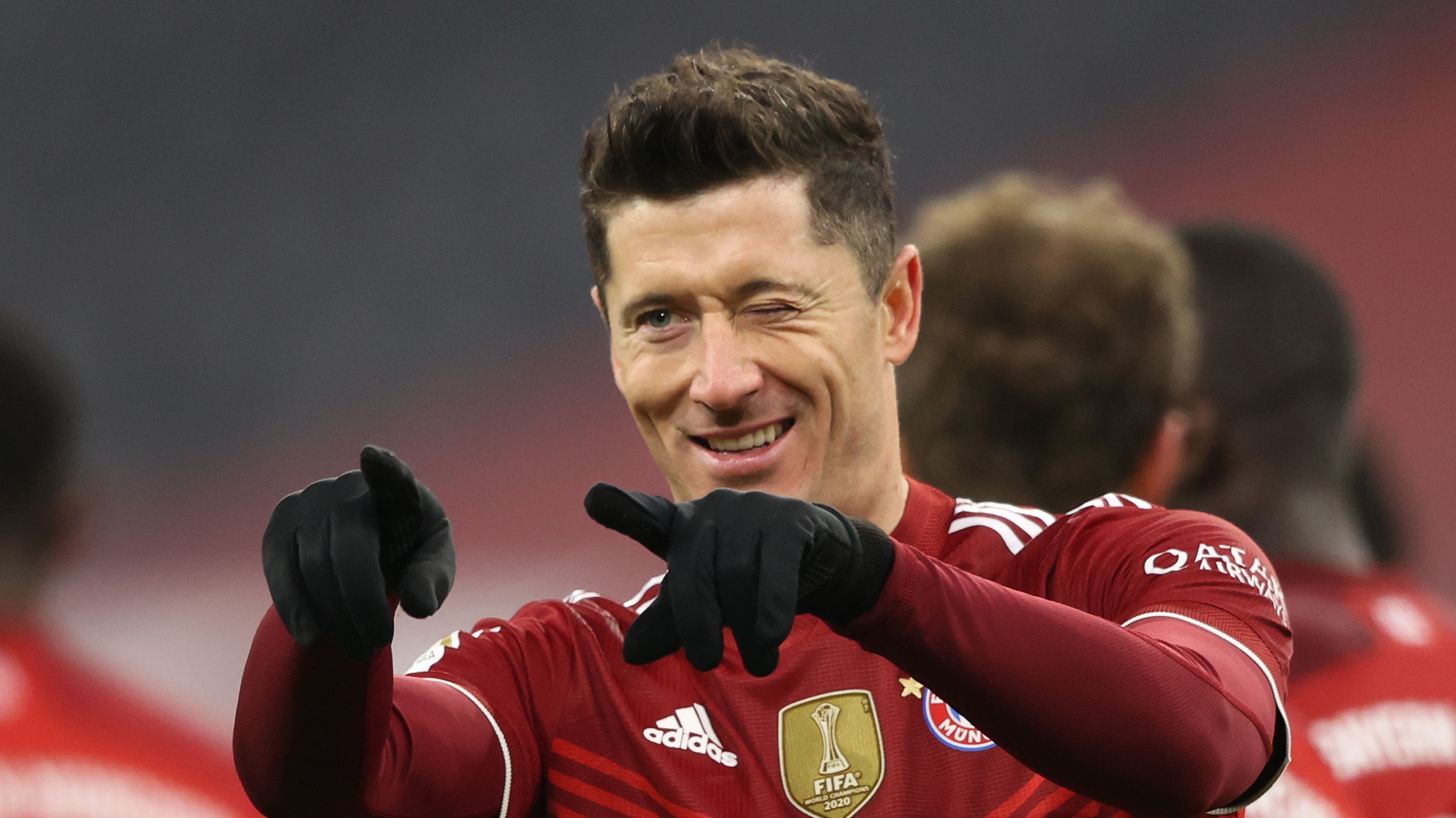 <strong>Robert Lewandowski (2021)</strong><br>Zum zweiten Mal in Folge wurde der Pole gewählt. Haupt-Konkurrenten waren erneut Lionel Messi und Liverpools Mo Salah.