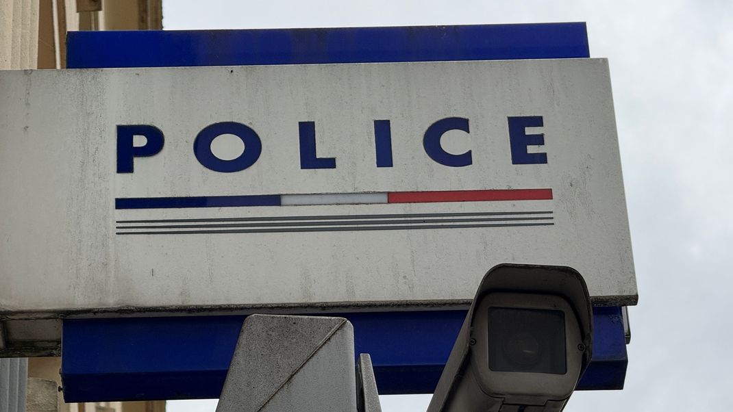 An einem Kommissariat in Frankreich hängt ein Schild mit der Aufschrift Polizei. In Frankreich gibt es nach dem Tod eines bekannten Streamers vor laufender Kamera Misshandlungsvorwürfe gegen zwei weitere Streamer sowie Empörung in der Politik. 