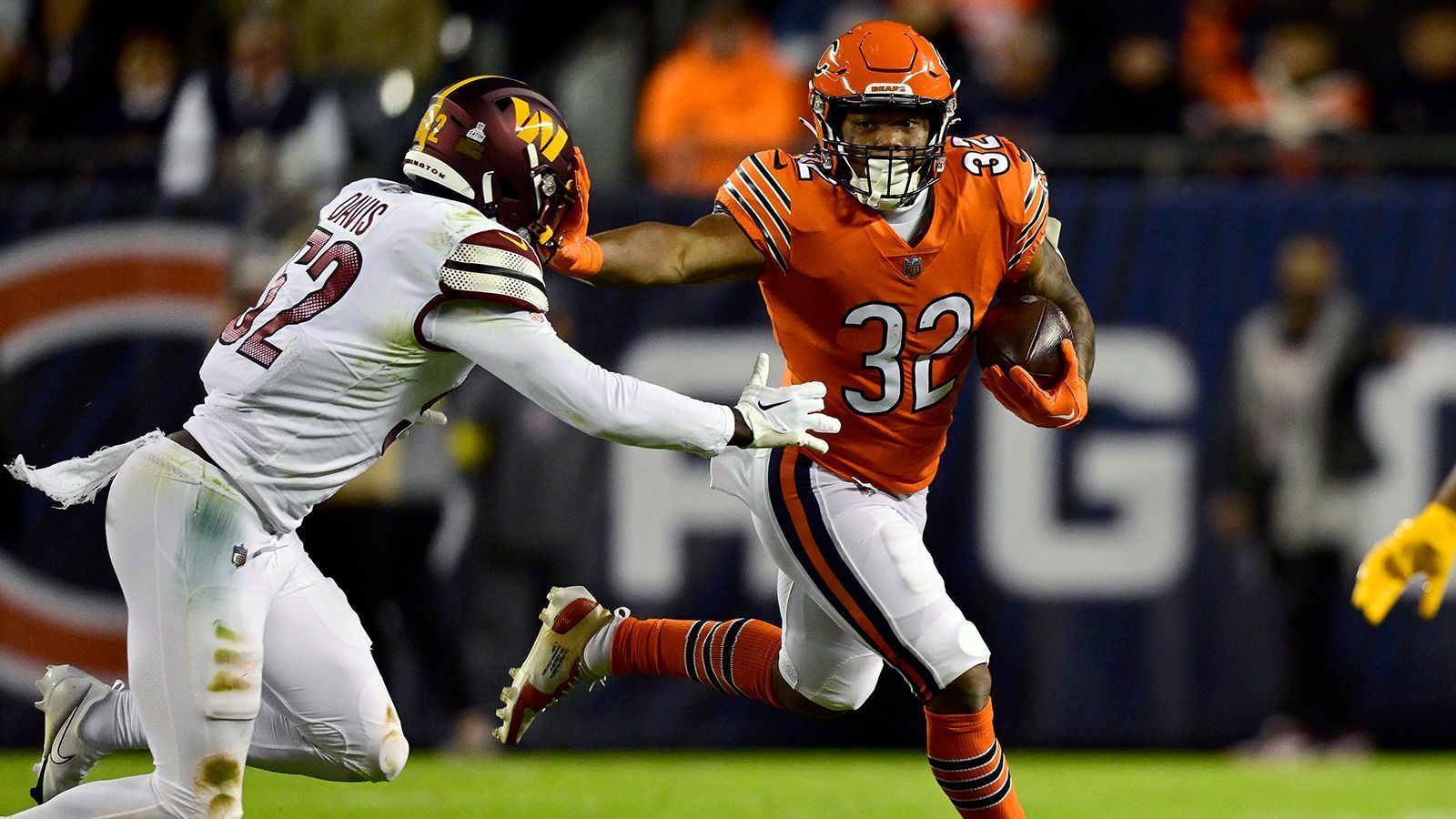 
                <strong>David Montgomery (RB, Chicago Bears)</strong><br>
                Der Vertrag des ehemaligen Drittrunden-Picks läuft nach der Spielzeit aus und rein aus sportlicher Sicht dürfte es für die Chicago Bears diese Saison schwer werden, noch um die Playoff-Plätze mitzuspielen. Zudem zeigt sich Teamkollege Khalil Herbert aktuell in bestechender Form und hat in jeglichen statistischen Kategorien die Nase klar vorn. Mit einem Montgomery-Trade könnten die Bears einen ersten Schritt in Richtung langfristige Kaderplanung gehen. 
              