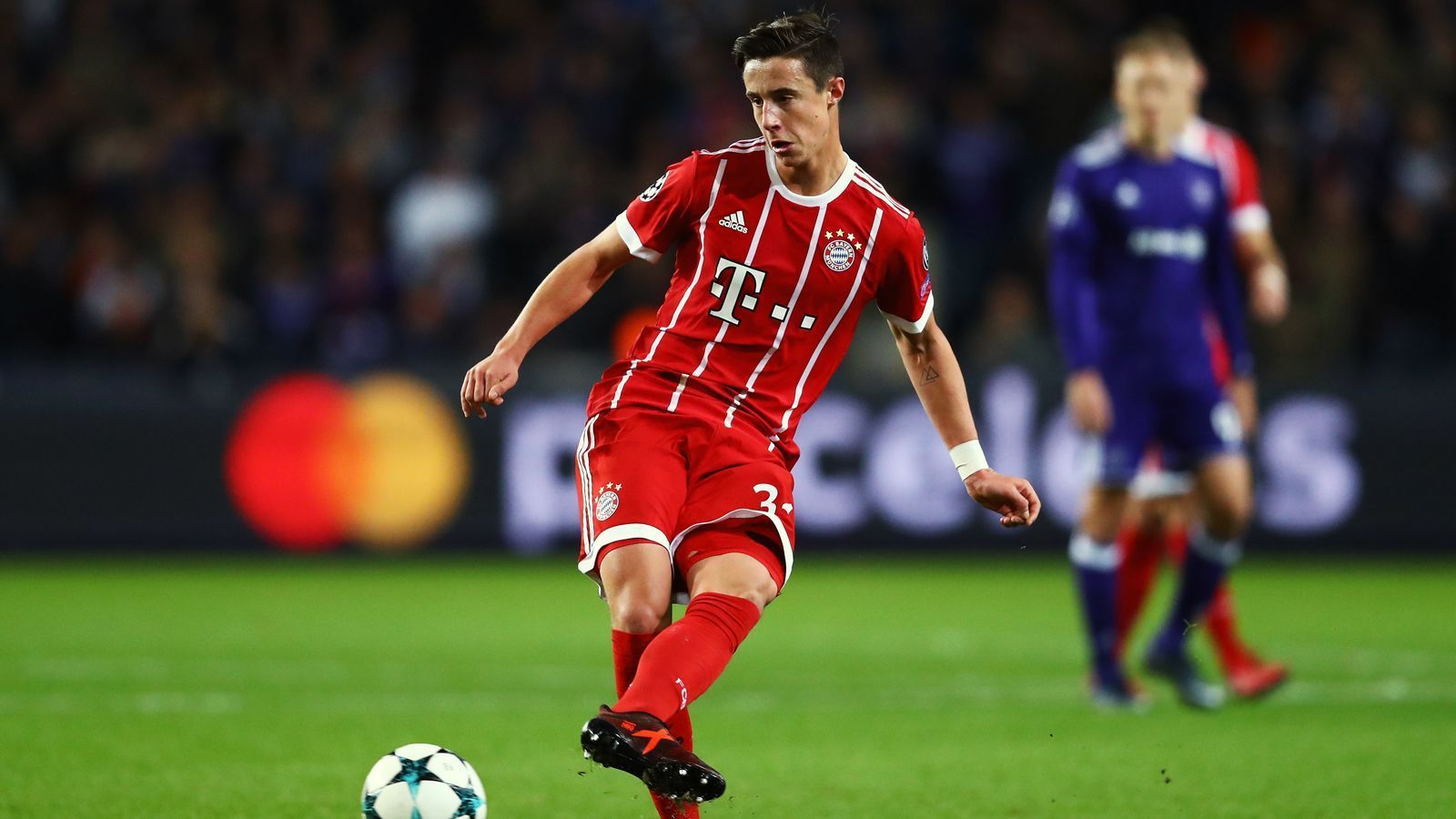 
                <strong>Marco Friedl</strong><br>
                Der Tiroler Marco Friedl hat auf eine Bayern-Karriere der Marke Alaba gehofft, aber dem Verteidiger blieb der große Durchbruch an der Säbener Straße verwehrt. Der heutige Kapitän von Werder Bremen brachte es bis zu seinem Abgang Anfang 2018 nur zu zwei Pflichtspiel-Einsätzen für die Bayern-Profis. Unter Jupp Heynckes durfte Friedl im Spätherbst 2017 sowohl in der Bundesliga als auch Champions League je ein Mal ran. Danach folgte zunächst eine Leihe nach Bremen und später der dauerhafte Wechsel an die Weser.
              