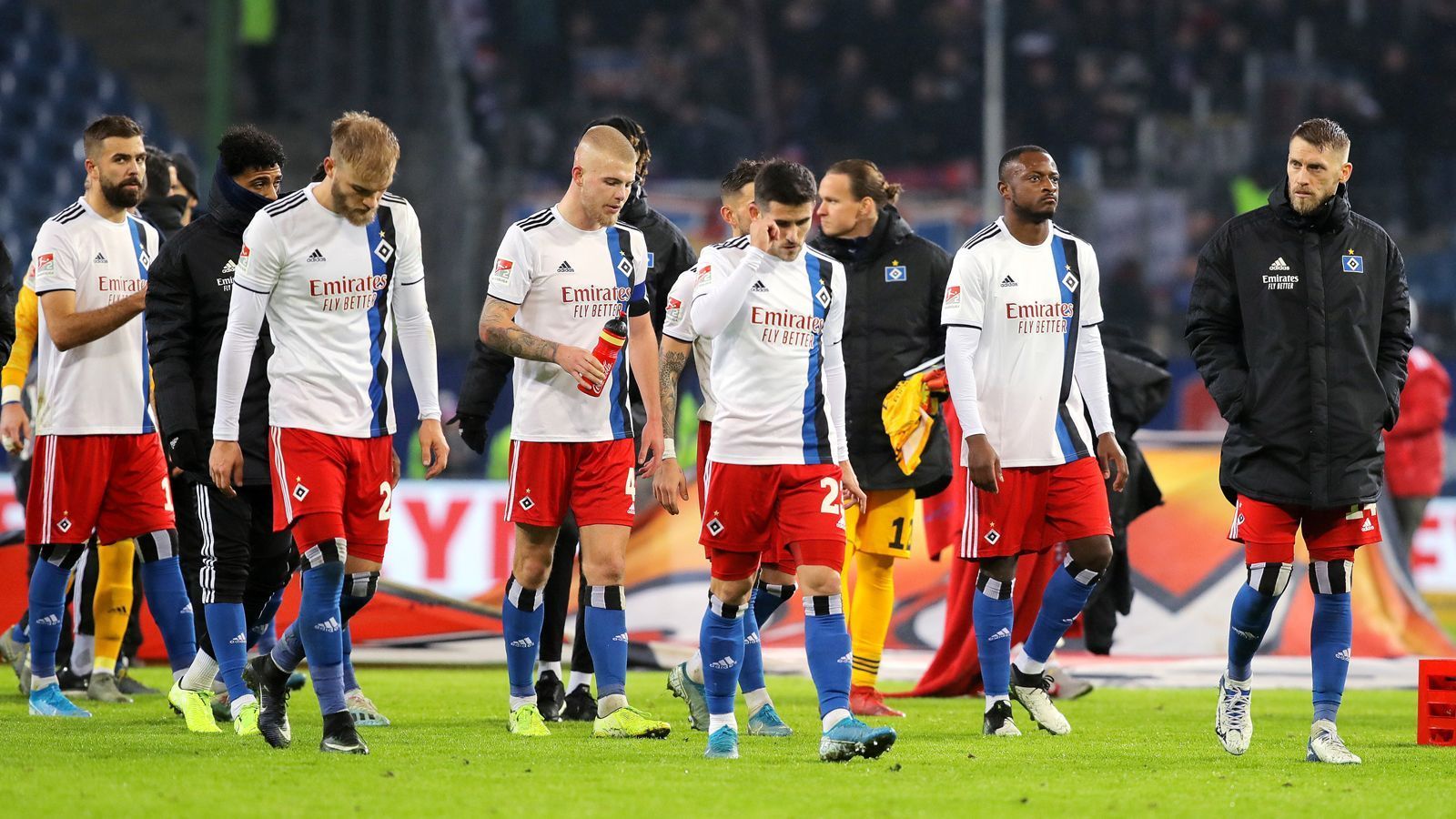 
                <strong>Verlierer: Hamburger SV</strong><br>
                In der 2. Bundesliga wollte der HSV eigentlich nie mitspielen, schließlich war das Bundesliga-Gründungsmitglied bis 2018 noch nie aus dem deutschen Fußball-Oberhaus abgestiegen. Nachdem es die Hanseaten wirklich erwischte, war klar: Das Ziel lautet sofortiger Wiederaufstieg - doch dieses Vorhaben wurde deutlich verfehlt und so gehen die Hamburger derzeit in die zweite Zweitliga-Saison der Vereinsgeschichte und es könnte möglicherweise nicht die letzte bleiben. Denn trotz Investitionen in den Kader und mit der Verpflichtung von Trainer-Routinier Dieter Hecking, marschiert der HSV eben nicht vornweg. Zwar liegt das Team mit 29 Punkten nach 16 Spielen immer noch auf Platz 2, konnte jedoch von den fünf zurückliegenden Zweitliga-Spielen nur ein einziges gewinnen. 
              