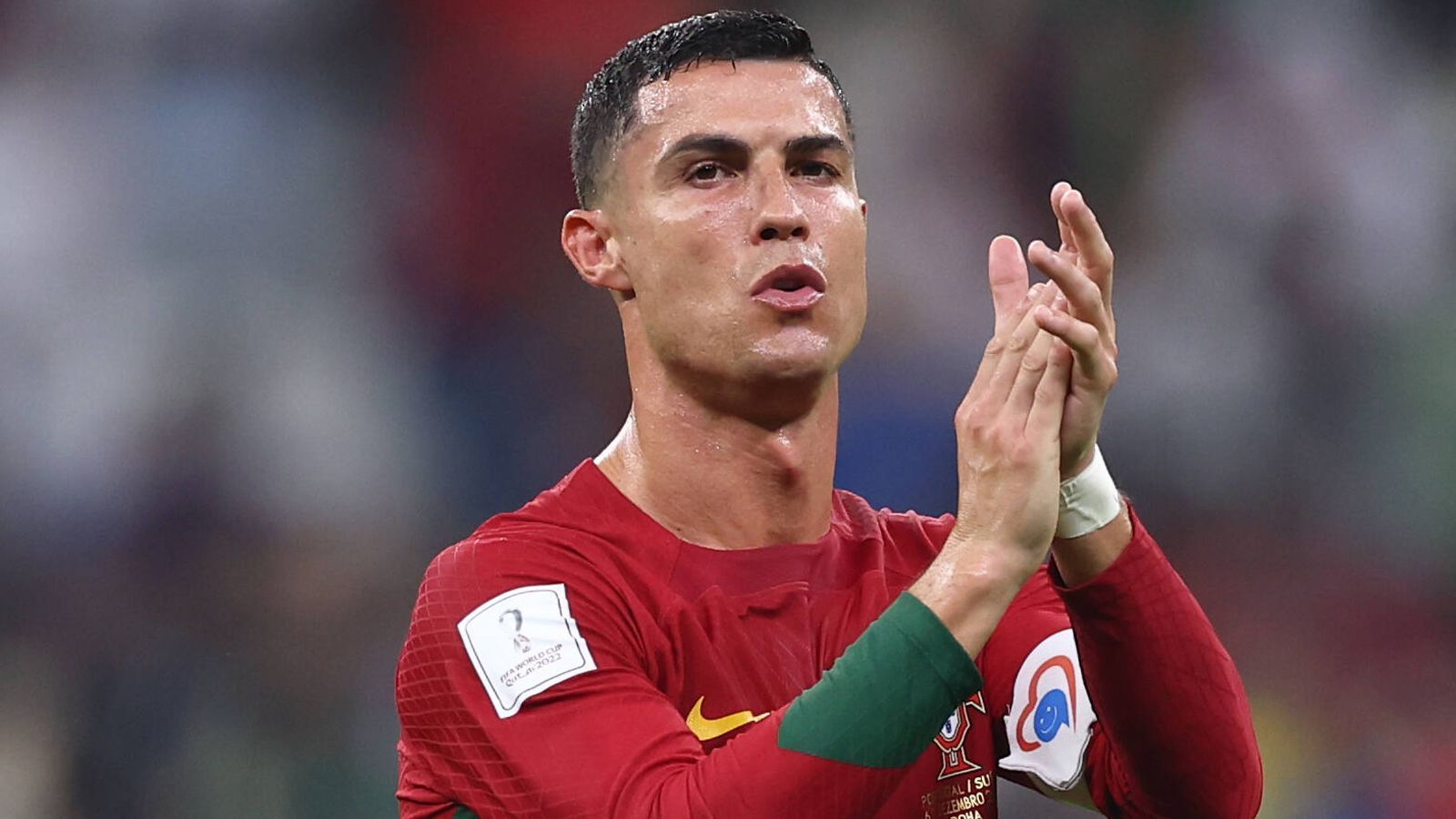 
                <strong>Gemischte Gefühle zum Abpfiff</strong><br>
                Am Ende bleibt der Superstar ohne Tor. Ein seltsamer Abend für ihn. Ronaldo wirkt nach dem Abpfiff emotional. Macht aber wohl auch gute Miene zum bösen Spiel.
              