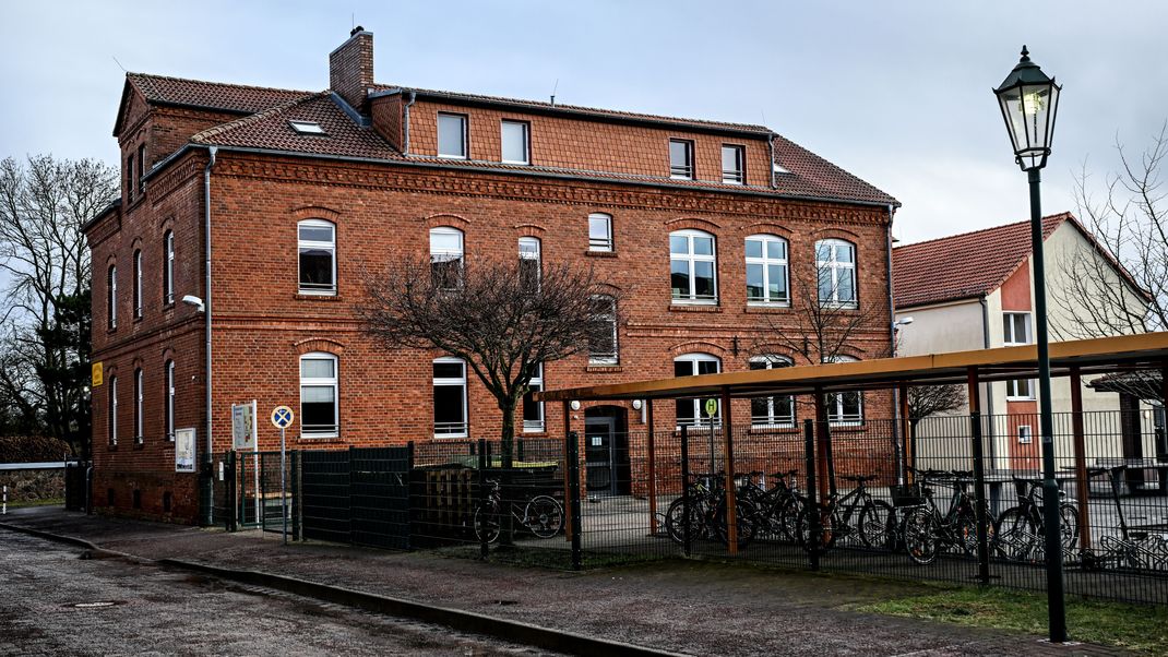 Nachdem neun Schüler Vergiftungsanzeichen gezeigt hatten, wurde ein Großeinsatz der Rettungskräfte ausgelöst. 