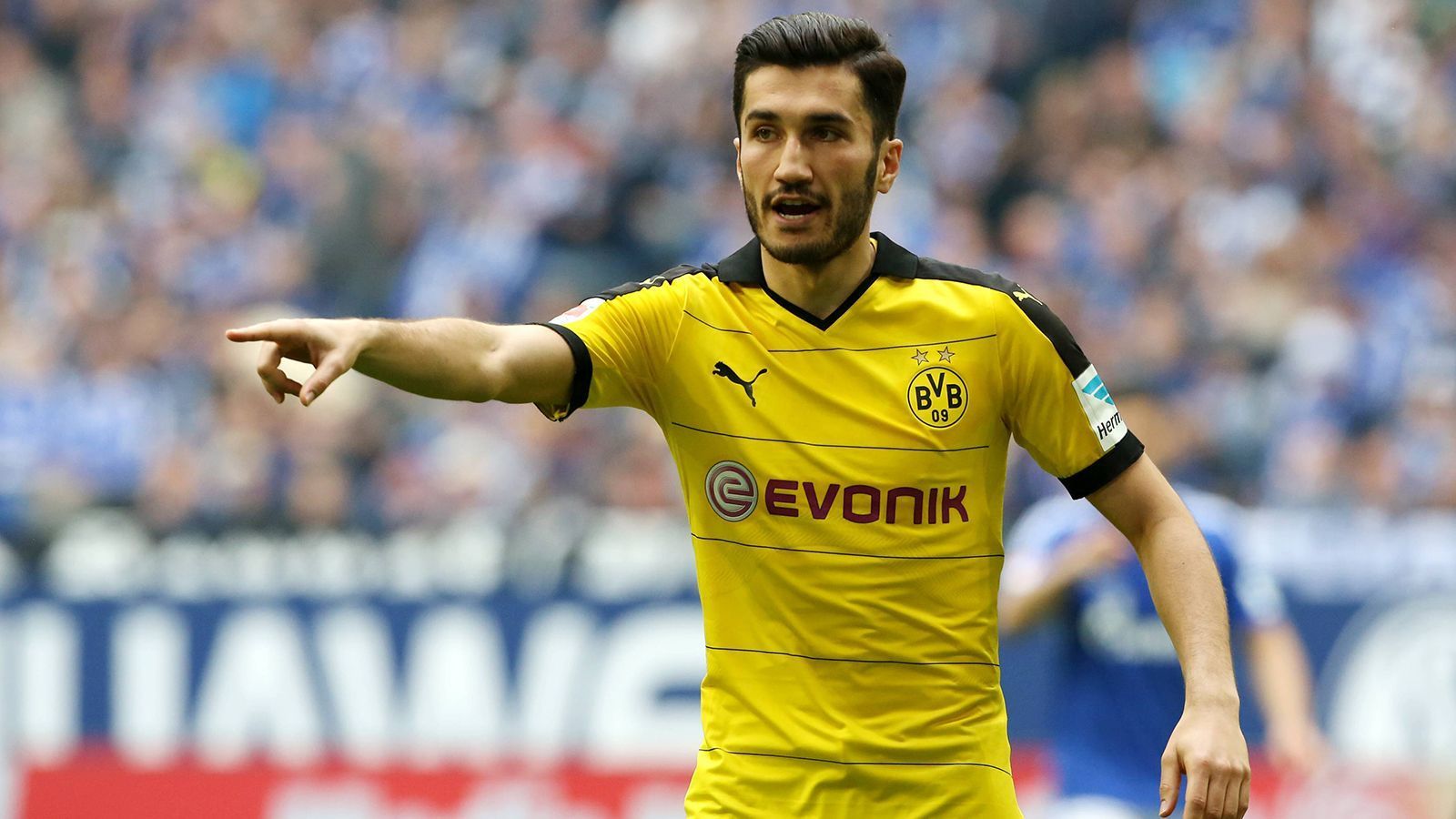 
                <strong>Nuri Sahin (Borussia Dortmund)</strong><br>
                Der Verlauf scheint unkoventionell – war er auch. 2011 ging der damals heiß begehrte Regisseur für zehn Millionen Euro von Dortmund nach Madrid. Nach einer halbjährigen Leihe zum FC Liverpool verlieh Real ihn im Winter 2013 wieder an den BVB. Dort spielte sich der Deutsch-Türke in gut anderthalb Jahren zurück in die Herzen der Fans, entwickelte sich zum unangefochtenen Stammspieler und wurde 2014 für etwa sieben Millionen Euro endgültig zurückgeholt. Danach war irgendwie der Wurm drin. Heute spielt er nach der Zwischenstation Werder Bremen in der Süper Lig an der Seite von weiteren Ex-Bundesliga-Profis wie Lukas Podolski oder Sidney Sam für Antalyaspor. 
              