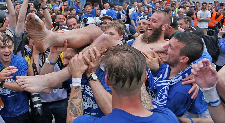 
                <strong>SV Darmstadt 98 - 2014/15</strong><br>
                Der Jubel am Böllenfalltor war riesig, als die Lilien 2015 als Aufsteiger den Sprung in die Erstklassigkeit schafften. Besonders bemerkenswert war schon der Zweitliga-Aufstieg ein Jahr zuvor, als Darmstadt in der Relegation gegen Bielefeld eine 0:2-Heimniederlage noch wettmachte und bei der Arminia mit 4:2 gewann. Spätestens nach dem Aufstieg in die Bundesliga - dem ersten seit 33 Jahren - brachen dann alle Dämme. So auch bei Marco Sailer. Ob der zum Zeitpunkt dieses Schnappschusses noch eine Hose anhatte, ist nicht überliefert.
              