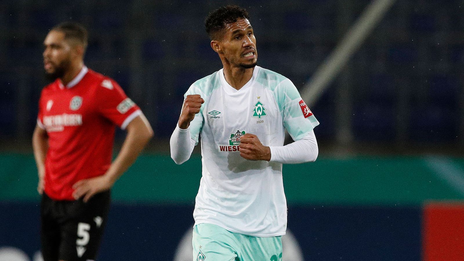 
                <strong>Theodor Gebre Selassie (SV Werder Bremen)</strong><br>
                Ganz ähnlich verhält es sich bei Bremens Rechtsverteidiger Theodor Gebre Selassie, der aktuell seine neunte Saison an der Weser spielt und immer noch ein fester Bestandteil der Startelf ist. Der Tscheche hat in dieser Saison noch keine einzige Minute verpasst - als einer von nur zwei Profis. Und trotzdem deutet sich ein Abschied an. "Die Wahrscheinlichkeit, dass das meine letzte Saison für Werder Bremen ist, ist sehr hoch", sagte er der "Deichstube". Mit 34 Jahren befindet sich Gebre Selassie schon eher auf der Zielgeraden seiner Karriere. Bremen könnte etwas Gehalt einsparen, würde aber auch die wichtigste Stütze der letzten Jahre verlieren. Mittlerweile ist der Defensiv-Allrounder der ausländische Spieler mt den meisten Einsätzen für die Hanseaten.
              