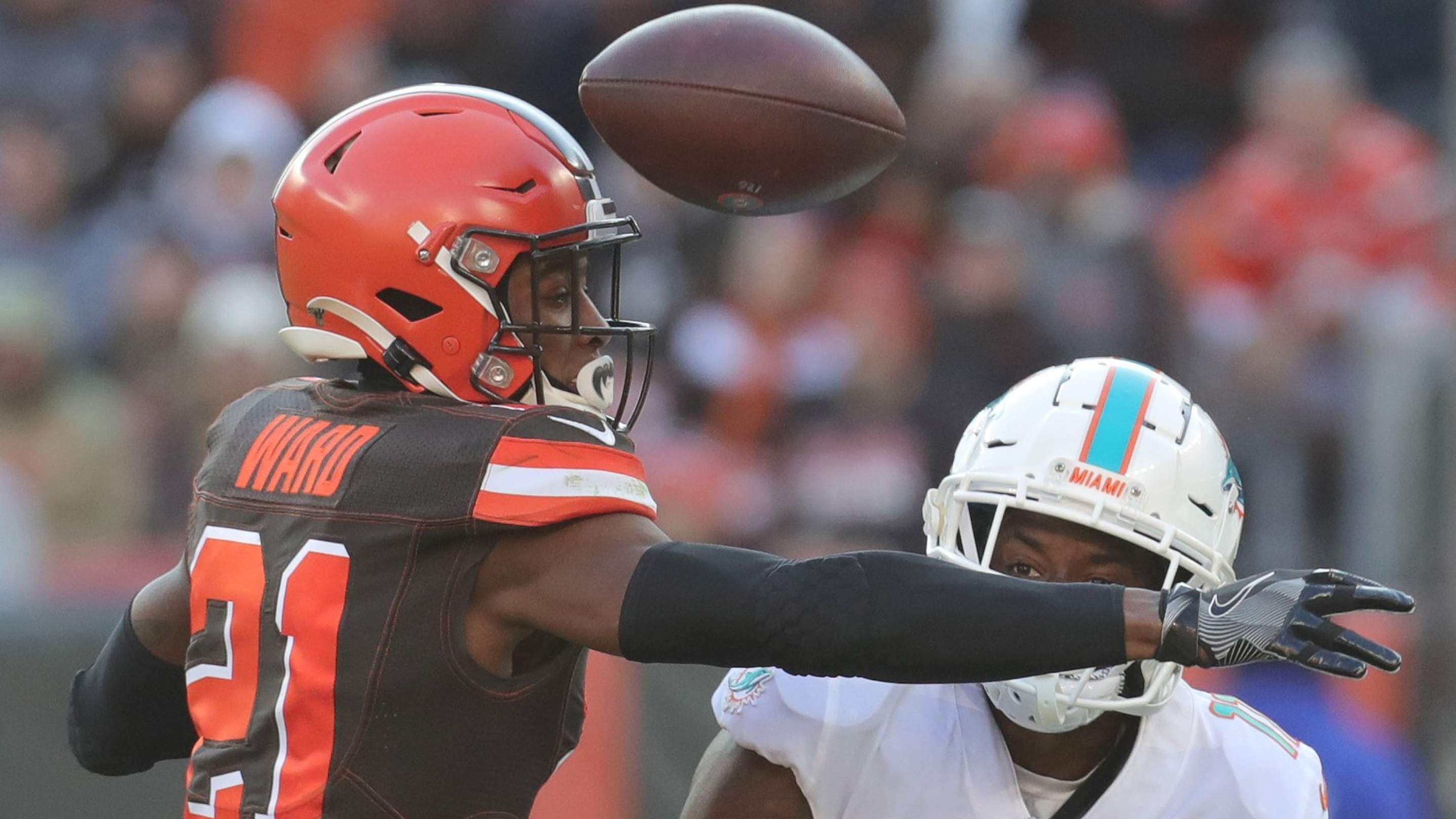 
                <strong>Platz 7: Denzel Ward (Cleveland Browns) </strong><br>
                Obwohl er in der vergangenen Saison viele Verletzungsprobleme hatte, gehörte Ward zu einem der unangenehmsten Gegenspieler in Coverage. Seine Target Rate ist in dieser Auflistung am höchsten. Den siebten Platz konnte er deshalb vor allem wegen seiner Konstanz erreichen. Passer rating allowed: 68Catch rate allowed below expectation: -8,9 Tight window pct: 28,6 Target rate: 22,4Average separation yards: 2,6
              