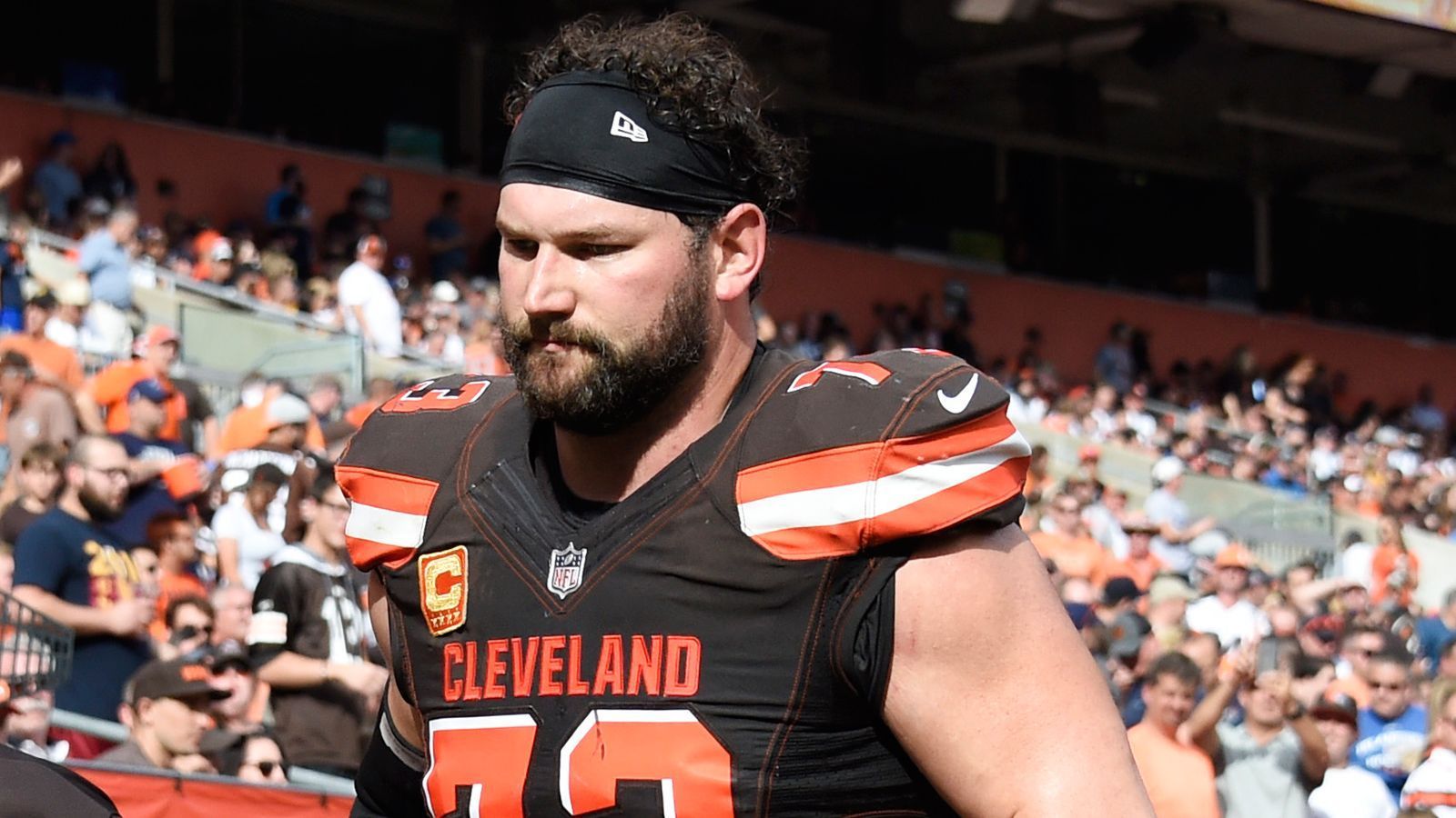 
                <strong>Joe Thomas, Karriereende: 2018</strong><br>
                Gut möglich, dass Thomas mit etwas Wehmut auf seine Karriere zurückblickt. Der Offensive Tackle galt jahrelang als einer Top-Spieler auf seiner Postition, schaffte es in zehn Jahren mit den Cleveland Browns aber nie in die Playoffs. Viermal wurde Thomas ins First Team All-Pro gewählt, zehnmal in den Pro Bowl. Heute ist er gelegentlich beim "NFL Network" als Experte zu sehen.
              