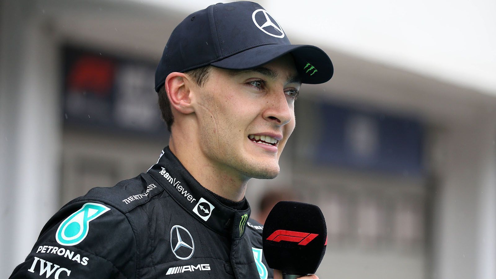 
                <strong>Verlierer: George Russell</strong><br>
                Am Samstag sorgte der junge Brite für eine kleine Sensation, als er mit seinem Mercedes auf die Pole Position fuhr. Trotzdem ist der 24-Jährige einer der Verlierer des Rennens. Warum? Er hätte das Rennen durchaus gewinnen können, aufgrund der falschen Reifenwahl wurde jedoch recht schnell klar, dass dies ziemlich schwierig werden würde. Zudem hatte er keine Chance gegen seinen Teamkollegen Lewis Hamilton, der in Ungarn zum fünften Mal in Folge vor ihm ins Ziel kam. Trotzdem dürfte die Pole Position, sowie die bisherige Saison, George Russell weiteres Selbstbewusstsein für das interne Duell geben. Zu Beginn des Jahres hätten wohl nur wenige gedacht, dass er bereits in seiner ersten Saison bei Mercedes auf dem Niveau von Lewis Hamilton fahren würde.
              