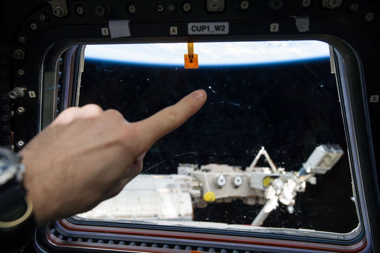 Auch kleinste Trümmerteile werden im Weltraum zur Gefahr. So hinterließ ein tausendstel Millimeter großes Stück beim Aufprall auf ein extrastarkes Fenster der ISS eine sieben Millimeter große Kerbe. Eine zerbrochene Scheibe wäre das Ende für Raumstation und Crew gewesen.