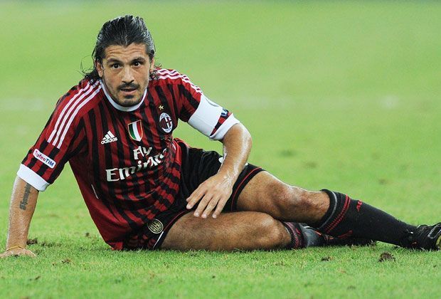 
                <strong>Mittelfeld: Gennaro Gattuso</strong><br>
                Nicht jeder kam mir Gennaro Gattuso vom AC Milan gut zu recht, Gianluigi Buffon allerdings schon: "Ein guter Freund. Aber auch ein Biest, das jedes Team braucht. Er war der Beste auf seiner Position". 
              