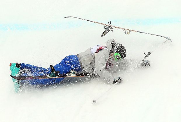 
                <strong>Böser Sturz</strong><br>
                Slopestyle kann so schön, aber auch so gefährlich sein: Die Russin Anna Mirtova kann einen spektakulären Sprung nicht stehen und wird sich bei diesem Sturz mit Sicherheit den einen oder anderen blauen Fleck zugezogen haben.
              