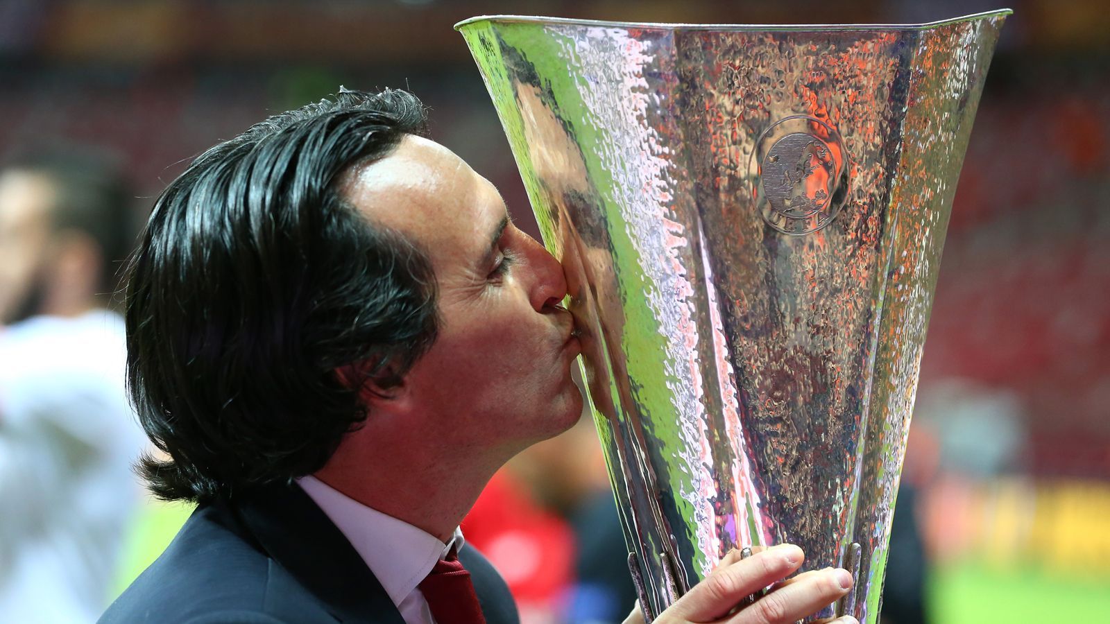 
                <strong>Unai Emery: Der Europa-League-Rekordtrainer</strong><br>
                Für  Villarreals Trainer Unai Emery ist es bereits das fünfte Europa-League-Finale: Von 2014 bis 2016 gewann Emery mit dem FC Sevilla den Wettbewerb dreimal in Folge. 2018/19 stand er mit dem FC Arsenal im Endspiel, verlor allerdings gegen den FC Chelsea. Seine drei Europa-League-Titel sind Rekord, einzig Diego Simeone konnte das Turnier sonst mehr als einmal gewinnen (zwei Titel). Das Finale wird Emerys 93. Europa-League-Spiel sein, ebenfalls Rekord.
              