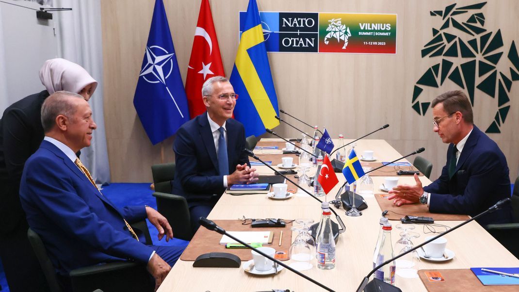 Jens Stoltenberg (M) spricht mit Recep Tayyip Erdogan (l)  und Ulf Kristersson (r) während eines Treffens im Vorfeld des Nato-Gipfels in Litauen. 