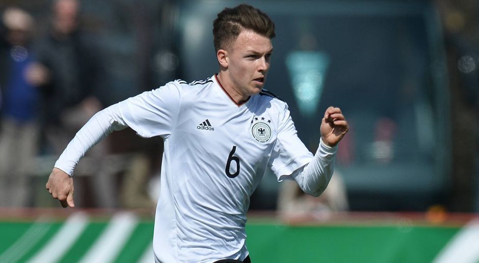 
                <strong>Dennis Geiger</strong><br>
                Einer der Strategen im Offensivspiel der U19 ist Dennis Geiger von der TSG Hoffenheim. Er durchlief bislang alle U-Stationen des DFB und hält auch seit jeher die Treue zum Klub aus dem Kraichgau. Für Hoffenheim II kam er auf 17 Torbeteiligungen in 25 Spielen. Unter Frank Kramer agiert er als Bindeglied zwischen Defensive und Offensive.
              