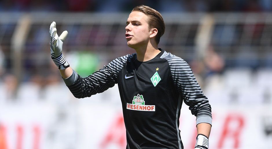 
                <strong>Luca Plogmann (SV Werder Bremen/Tor)</strong><br>
                …Den unterschreibt er erst an seinem 18. Geburtstag am 10. März. Plogmann trainiert zwar schon seit vergangenem Sommer mit den Profis, kommt bei Pflichtspielen bislang aber nur in der U19 zum Einsatz. In seiner Altersklasse ist das Torwarttalent schon jetzt die absolute Nummer eins. Bei der U17 EM und U17 WM verpasste er keine Minute.
              