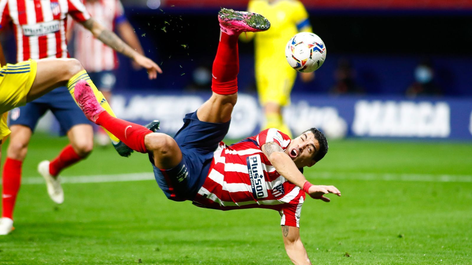 
                <strong>Atletico Madrid (3. Platz)</strong><br>
                Bei der aktuellen Form der Rojiblancos deutet auch einiges darauf hin: Den wackligen Auftritten in der Königsklasse, inklusive der Klatsche gegen die Bayern, steht eine herausragende Ligasaison gegenüber, in der Defensive glänzen die Madrilenen mit erst zwei Gegentoren (Ligabestwert), im Angriff schießen Neuzugang Luis Suarez und Zauberyoungster Joao Felix alles kurz und klein. Beide stehen bereits bei fünf Treffern. Tendenz: steigend. Die Madrilenen werden in der Form bis zum Ende um die Meisterschaft mitspielen und könnten in den kommenden vier Spieltagen den Grundstein dafür legen. Da geht's nämlich unter anderem gegen Barcelona und zum Derby gegen Real.
              