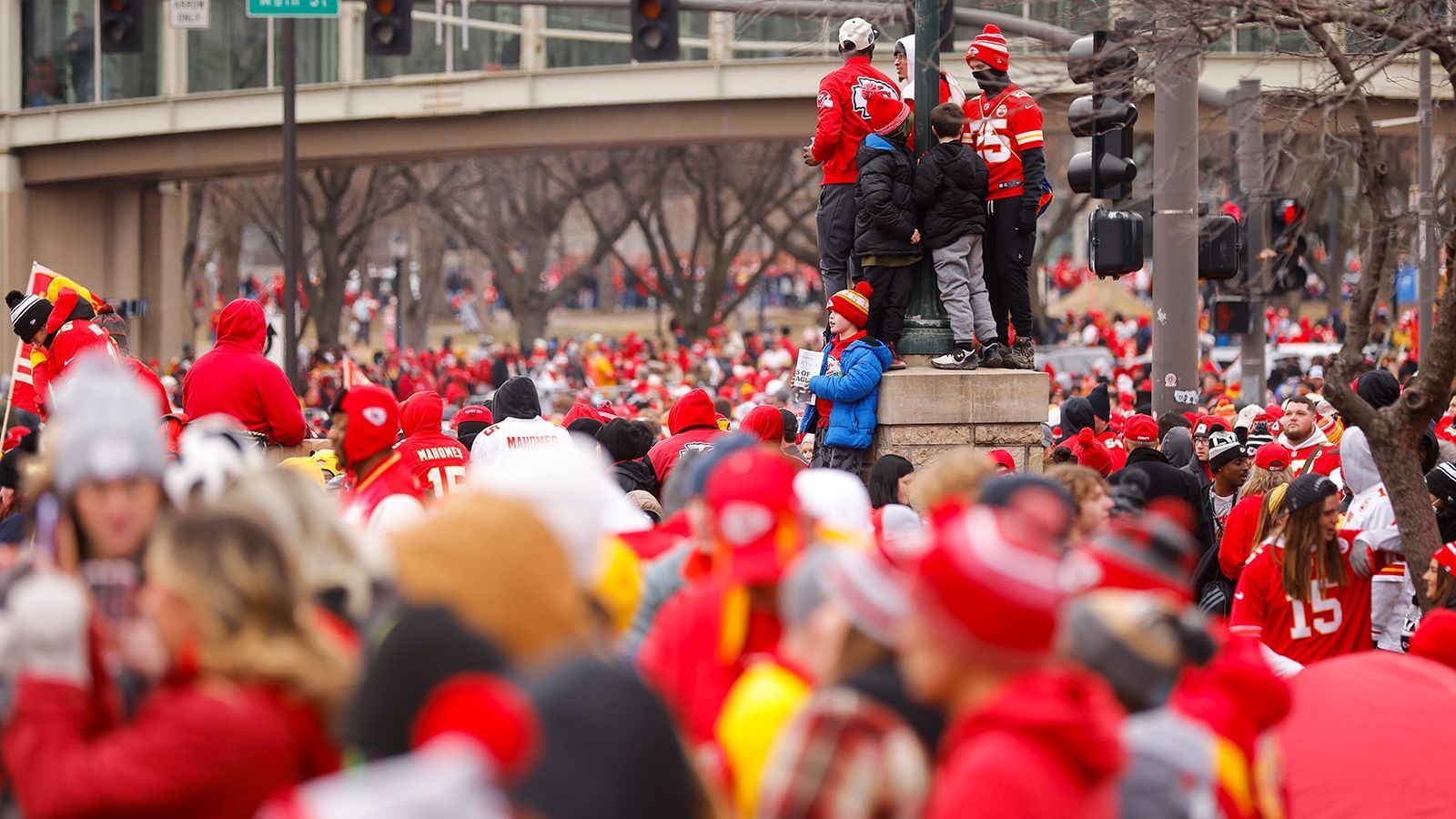 
                <strong>Ausharren in der Kälte</strong><br>
                Temperaturen nur knapp über dem Nullpunkt machen zahlreichen Fans nichts aus: Sie warten geduldig auf ihre Super-Bowl-Helden.
              