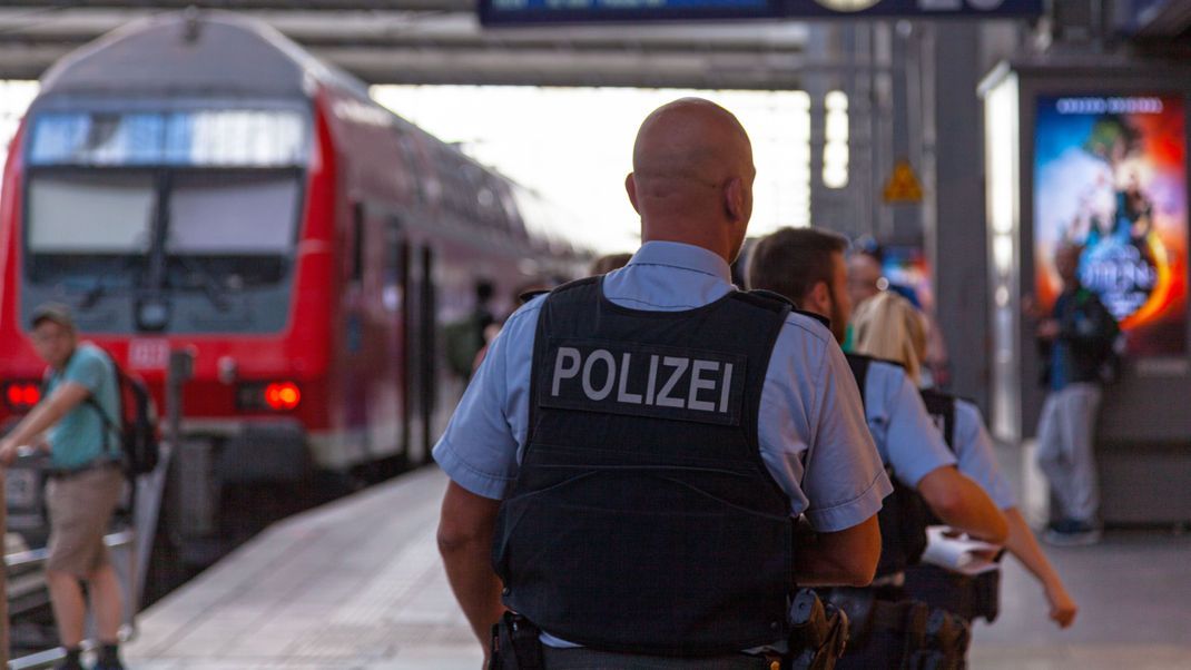 An den Bahnhöfen in Mannheim und Karlsruhe hat ein 36-Jähriger mehrere Polizeibeamte mit einem Messer verletzt.