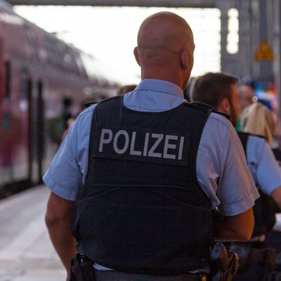 Polizeibeamte an einem Bahnhof.