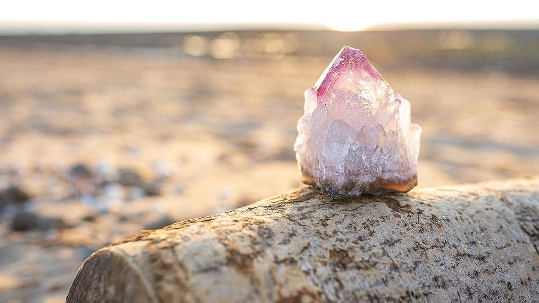 Amethyst ist der Geburtsstein der Steinböcke und soll bei dem Sternzeichen für innere Ruhe und Ausgeglichenheit sorgen. 