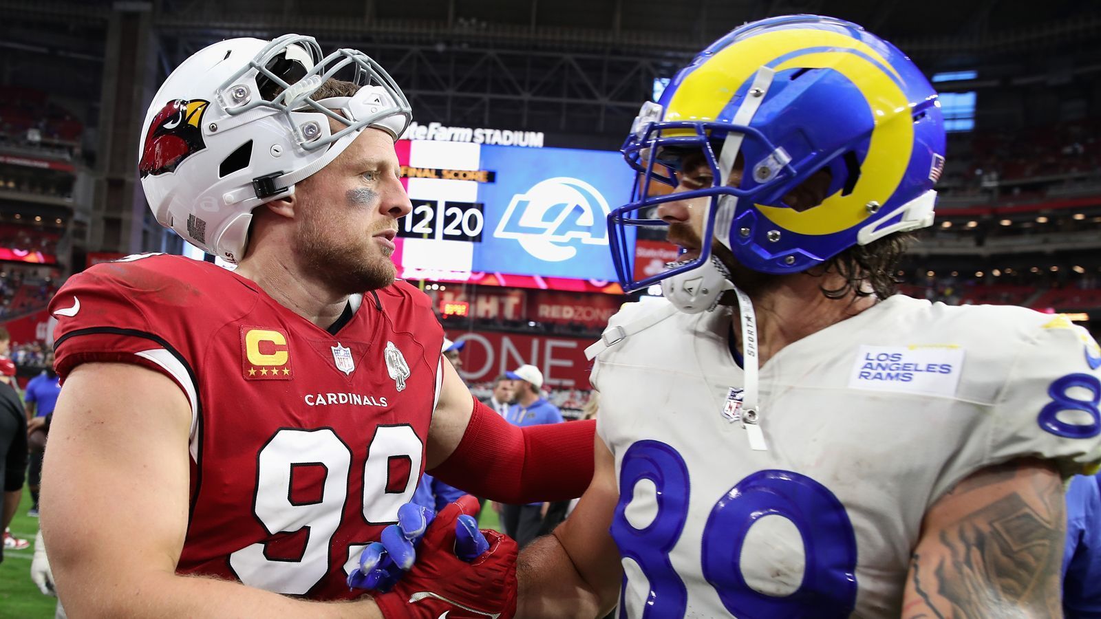 
                <strong>J.J. Watt: Seine NFL-Karriere in Zahlen </strong><br>
                Von 2011 bis 2022 erarbeitete sich Defensive End J.J. Watt innerhalb der NFL einen ausgezeichneten Ruf. Insgesamt spielte der Star-Verteidiger zehn Jahre bei den Houston Texans und zwei Jahre bei den Arizona Cardinals. In seiner Karriere kommt Watt insgesamt auf:&#x2022; 149 Spiele<br>&#x2022; 111,5 Sacks<br>&#x2022; Drei Touchdowns (zwei Defensive-Interception-TD, ein Fumble-Return-TD)<br>&#x2022; Zwei Interceptions<br>&#x2022; 580 Total Tackles (davon 191 Tackles for Loss)<br>&#x2022; 27 Forced Fumbles<br>&#x2022; 17 Fumble Recoveries<br>&#x2022; 69 abgewehrte Pässe<br>&#x2022; 313 Quarterback-Hits<br>&#x2022; ein Safety<br>Außerdem konnte Watt folgende Auszeichnungen sammeln:&#x2022; 3x NFL "Defensive Player of the Year"<br>&#x2022; 5x Pro Bowler<br>&#x2022; 5x "NFL First All Pro Team", 2x "NFL Second All Pro Team"<br>&#x2022; Mitglied des 2010er "All Decade Team"<br>&#x2022; "Walter Payton Man of the Year"-Gewinner 2017 (nachdem er Millionen an Spenden für die Opfer von Hurricane Harvey gesammelt hatte und u.a. half, Lebensmittel und Hilfsgüter zu verteilen)<br>
              