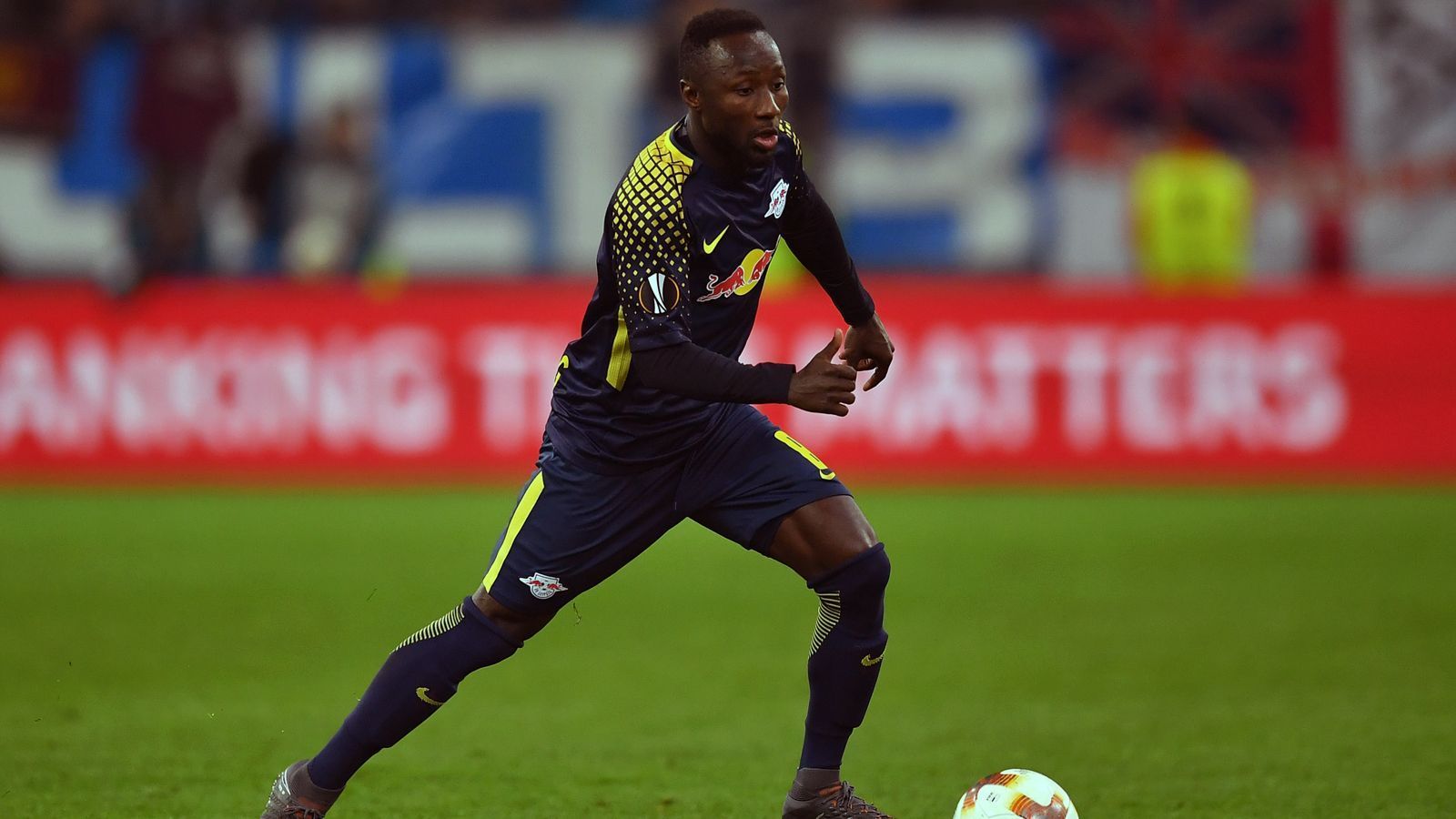 
                <strong>Naby Keita</strong><br>
                Direkt nach dem Bundesliga-Aufstieg im Sommer 2016 leistete sich RB Leipzig mit Naby Keita ein absolutes Juwel. Der Mittelfeld-Star der Salzburger soll zunächst 15 Millionen Euro Ablöse gekostet haben, doch durch seine rasante Entwicklung und den späteren Abgang nach Liverpool sollen die Mozartstädter aufgrund einer Weiterverkaufsbeteiligung noch einmal etwa 15 Millionen Euro obendrauf am Nationalspieler aus Guinea verdient haben. Schon im Spätsommer 2017 wurde der Transfer Keitas von Leipzig nach Liverpool bestätigt, aber erst ein Jahr später durchgezogen. Für Leipzig lief Keita 71 Mal auf, dabei erzielte er 17 Treffer. In Liverpool läuft sein Vertrag im Sommer 2023 aus, sogar über eine mögliche Rückkehr nach Leipzig wird spekuliert. 
              