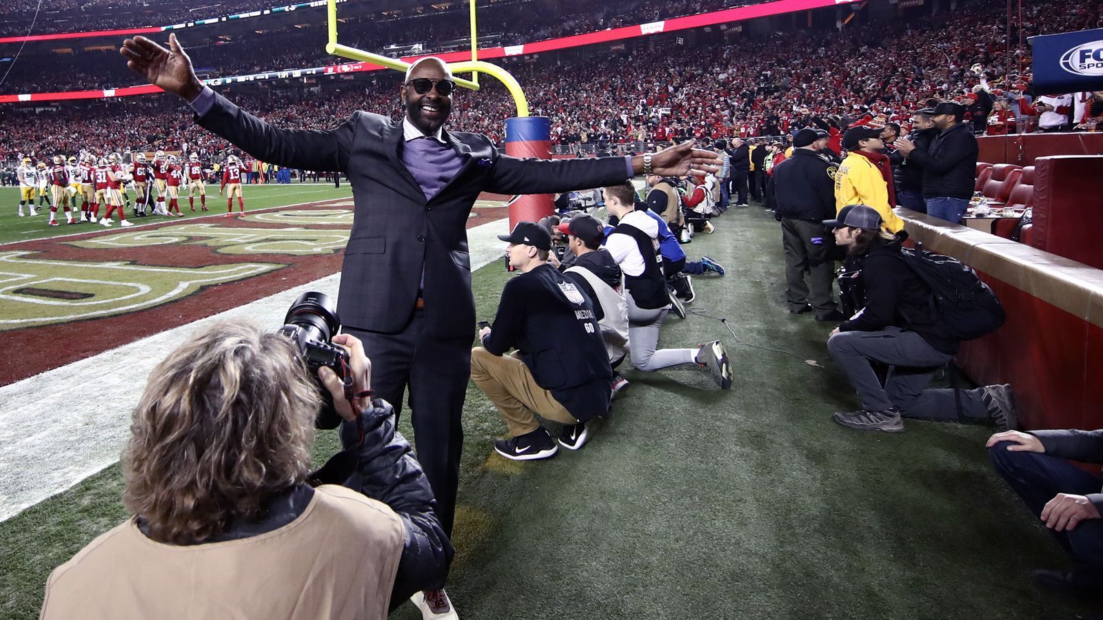 
                <strong>NFC Championship Game</strong><br>
                49ers-Ikone und Hall-of-Fame-Mitglied Jerry Rice ließ es sich nicht nehmen, den Triumph mit den Fans zu feiern. 
              
