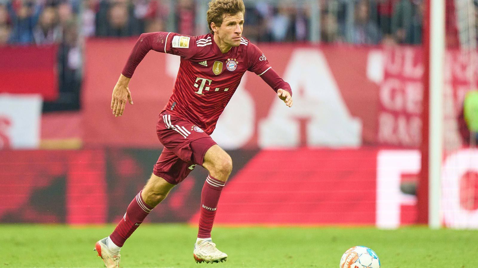 
                <strong>11. Spieltag: Thomas Müller, der Vorlagen-König</strong><br>
                Kein Spieler in der Geschichte der Bundesliga hat in einem Kalenderjahr mehr Vorlagen gegeben als Thomas Müller. Mit 23 Assists hat der 32-Jährige den Rekord seines ehemaligen Mannschaftskameraden Franck Ribery geknackt. Der hatte im Jahr 2011 20 Vorlagen verbuchen können. Filip Kostic hatte diesen Wert im vergangenen Jahr ebenfalls erreicht. Da die Bayern noch sechs Bundesligaspiele in diesem Jahr absolvieren müssen, könnte Müller seinen Rekord sogar noch ausbauen.
              