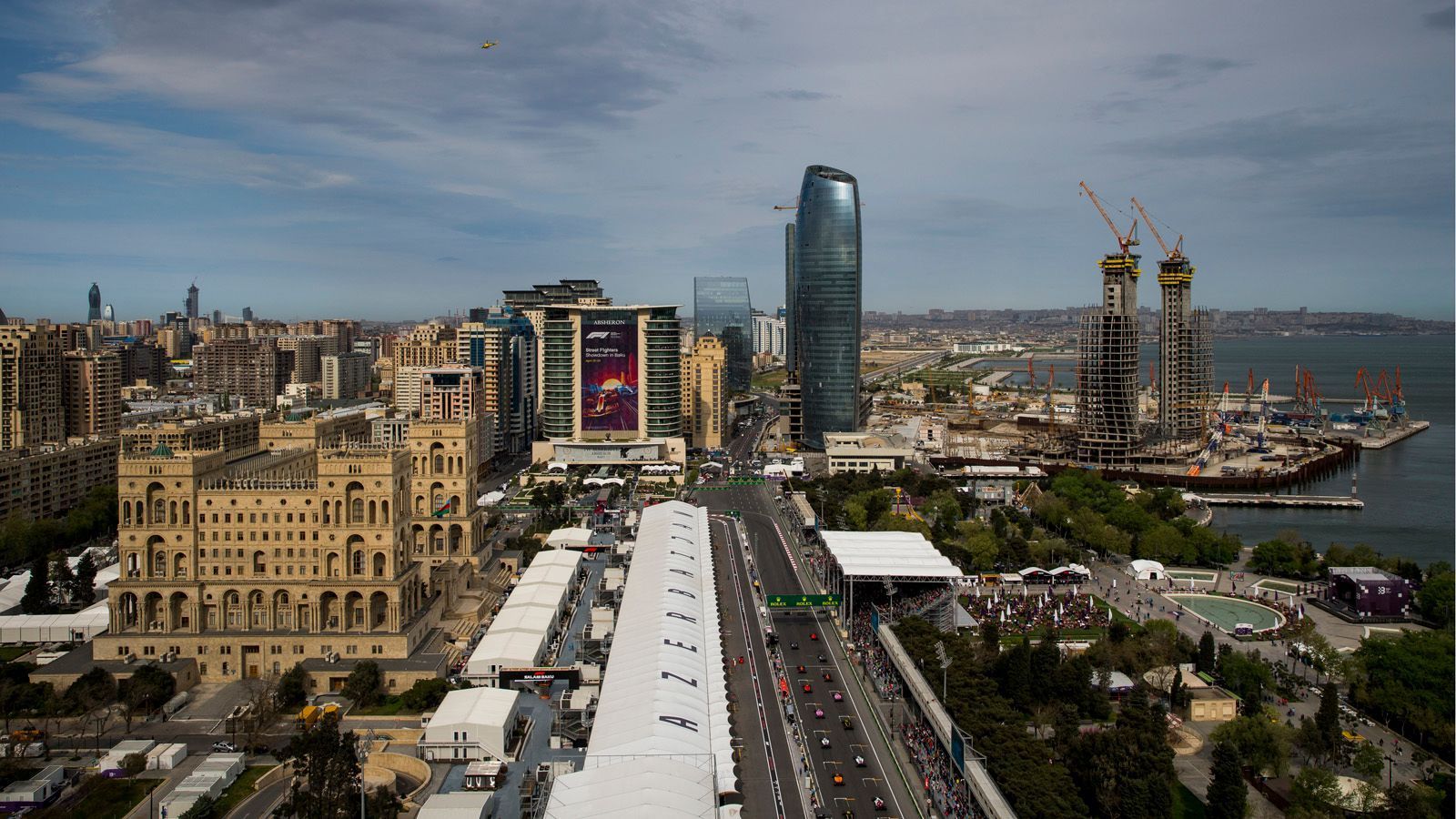 
                <strong>City Circuit Baku, Aserbaidschan  </strong><br>
                Der Stadtkurs durch Baku, die Hauptstadt Aserbaidschans, ist einer der jüngsten im Rennkalender. Seit 2016 fahren die Formel 1-Piloten durch die Metropole am Schwarzen Meer, im ersten Jahr noch unter dem Titel "Großer Preis von Europa". Der sechs Kilometer Kurs ist damit der erste Innenstadtkurs des Formel 1-Jahres. Bislang gewannen in Aserbaidschan Nico Rosberg (2016), Daniel Riccardo (2017) und Lewis Hamilton (2018). Das Streckendesign stammt ebenfalls vom Rennstreckendesigner Hermann Tilke.
              