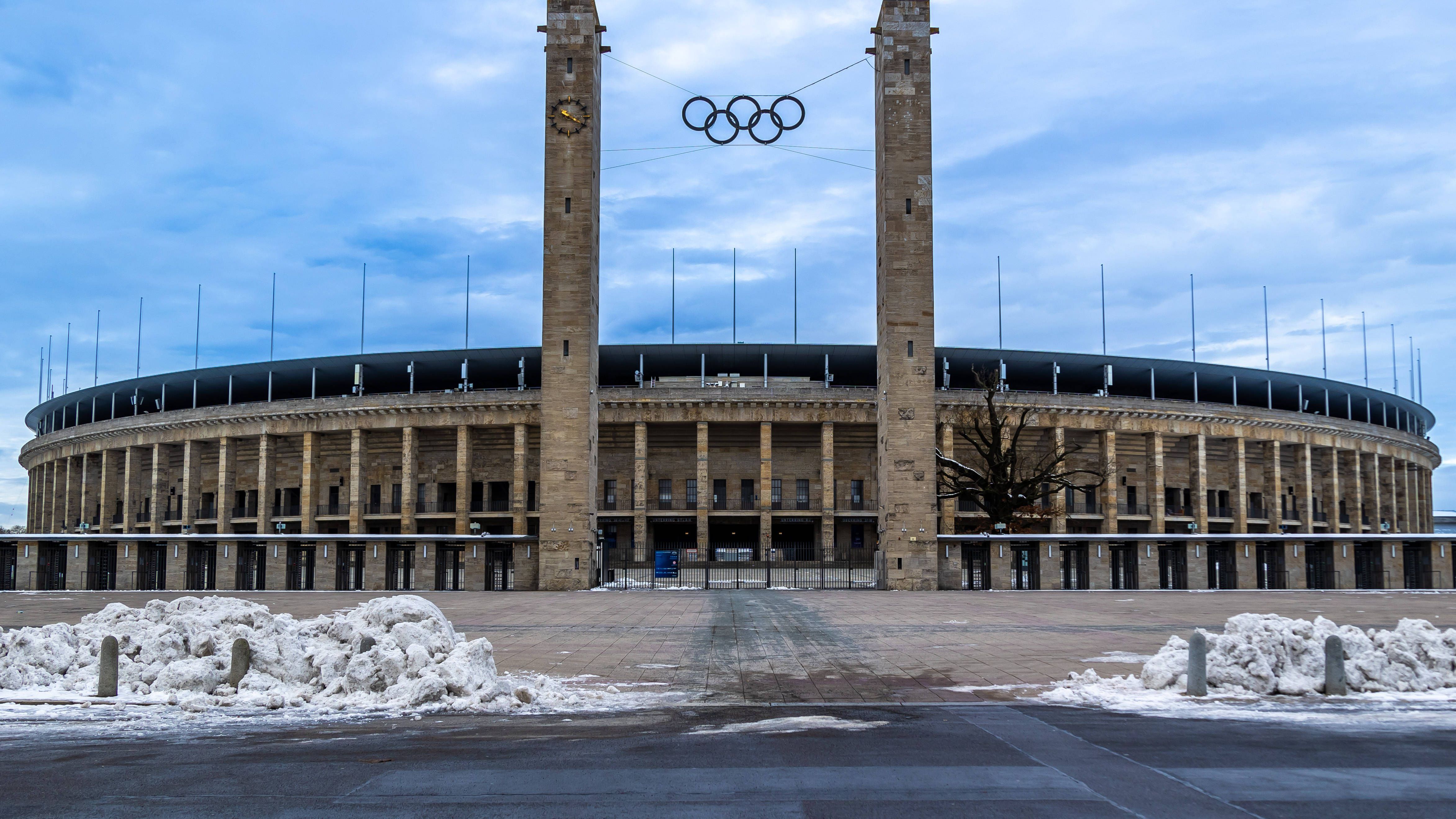 <strong>2025 in Berlin: Indianapolis Colts vs. TBD</strong><br>... für dieses Jahr wurde noch nicht von der NFL bekannt gegeben. Die Colts-Gegner für die Saison 2025 stehen allerdings schon fest. Eines der auswärts bei den Colts spielenden Teams wird also nach Berlin kommen. Am wahrscheinlichsten sind die Atlanta Falcons - die Franchise hält die Vermarktungsrechte für den deutschen Markt.<br><strong><em>ran</em></strong> zeigt die bisherigen International Games in der Übersicht.