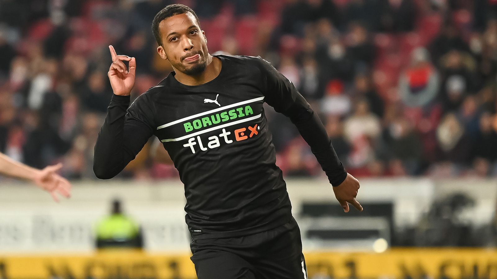 
                <strong>Alassane Plea (Borussia Mönchengladbach)</strong><br>
                Bei Borussia Mönchengladbach hat der neue Sportdirektor Roland Virkus in nächster Zeit einiges an Arbeit. Trotz des - obendrein ablösefreien - Abgangs von Matthias Ginter braucht der Klub wohl einiges an Transfer-Einnahmen. Laut "Sport Bild" gilt daher der noch bis 2023 gebundene Alassane Plea als Verkaufskandidat. Etwa 15 Millionen Euro soll sich Gladbach bei einem Verkauf des französischen Stürmers erhoffen.
              