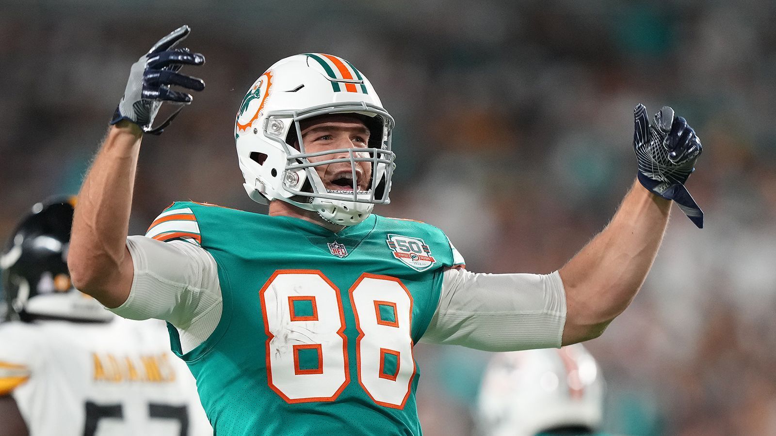 
                <strong>Mike Gesicki (New England Patriots)</strong><br>
                Ähnliches gilt für Mike Gesicki, der bei den New England Patriots einen Einjahres-Vertrag unterschrieb, der ihm 4,5 Millionen US-Dollar einbringt. Diese Summe kann bis auf das Doppelte ansteigen, wenn er bei über 80 Prozent der Snaps auf dem Rasen steht und dabei 70 Catches in 750 Receiving Yards (oder mehr) ummünzt. Sollte er nicht ganz an das Maximum herankommen, winken immer noch ein paar Hunderttausend durch leistungsbezogene Boni. Für 46 Prozent gespielte Snaps, 40 Catches und 450 Receiving Yards erhält er beispielsweise 900.000 US-Dollar. 
              