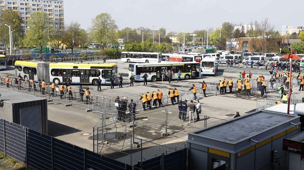 
                <strong>Hohe Alarmbereitschaft vor dem Braunschweig-Stadion</strong><br>
                Ordner und Polizisten empfangen die Hannover-96-Fans am Braunschweiger Stadion.
              