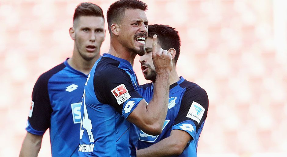 
                <strong>Linker Stürmer: Sandro Wagner (SV Darmstadt/ 1899 Hoffenheim)</strong><br>
                Ob in Darmstadt oder Sinsheim - "SW14" knipst wie er will! 2016 ist das Jahr des früheren Bayern-Jugendspielers. Wenn er es jetzt nicht auf die Liste des UEFA Team of the Year geschafft hat, wann dann? Aber wir versichern der UEFA: Wagner wird nicht ruhen, bevor sein Name auf der Shortlist auftaucht. So drei oder vier gute Jahre hat der 28-Jährige absolut noch vor sich - nur mal grob geschätzt.
              