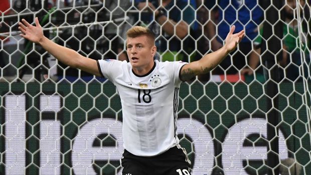 
                <strong>Toni Kroos</strong><br>
                Toni Kroos: Toni Kroos sieht nie wirklich schlecht aus, dafür ist er viel zu talentiert. Aber als das Spiel in die entscheidende Phase ging, konnte er die deutsche Offensive nicht mehr so beflügeln, wie es sein Status eigentlich erfordert hätte. ran-Note: 4
              