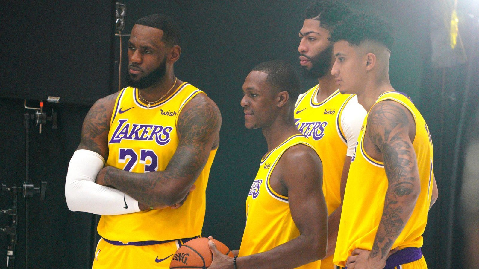 
                <strong>Platz 2: Los Angeles Lakers</strong><br>
                Nachdem die Los Angeles Lakers im vergangenen Jahr noch die Playoffs verpassten, machte das Team aus Inglewood sich mit einem Move allein in der Offseason zu einem Titelanwärter. In einem Blockbuster-Trade wechselte Anthony Davis von den New Orleans Pelicans zu den Lakers. Ein Team bestehend aus LeBron James und Davis? Das muss als Contender betrachtet werden. Doch die Lakers haben auch Schwachstellen: Wie wird das Spacing ohne dominante Dreierschützen funktionieren? Wie schlägt sich James, erstmals als nomineller Point Guard, gegen die flinken Gegenspieler in der Defensive? Ist das Team tief genug, um eine Saison mit über 100 Spielen zu meistern? Unser Titelfavorit im Westen hat derweil nicht so viele Fragezeichen ...
              