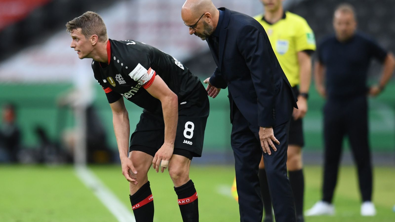 
                <strong>Lars Bender</strong><br>
                Lars Bender muss es auf der rechten Abwehrseite mit Kingsley Coman und Alphonso Davies aufnehmen. Der 31-Jährige kommt in der 10. Minute viel zu spät gegen Coman, der frei zum Schuss kommt. Testet Manuel Neuer kurz vor dem Halbzeitpfiff mit einem satten Schuss. Insgesamt immer wieder mit Schwierigkeiten, in Sprintduellen mitzuhalten. ran-Note: 4
              