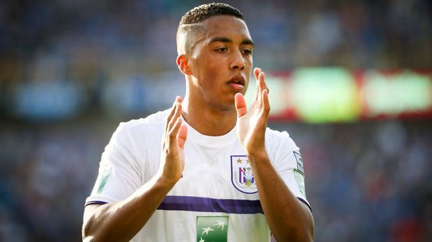 
                <strong>Youri Tielemans</strong><br>
                Die Förderung von Youri Tielemans hat sich für Anderlecht gleich in mehrerer Hinsicht bezahlt gemacht. Zum einen untermauerte der belgische Meister damit einmal mehr die exzellente Ausbildung junger Profis, zum anderen zahlte das Eigengewächs das in ihn gesetzte Vertrauen durch jahrelange Topleistungen zurück und im Sommer 2017 verdiente Anderlecht dann auch noch richtig Kohle mit dem 20 Jahre alten Mittelfeldspieler. Für den Tielemans-Verkauf an Monaco sollen die Belgier die vereinsinterne Rekordsumme von 25 Millionen Euro Ablöse kassiert haben.
              