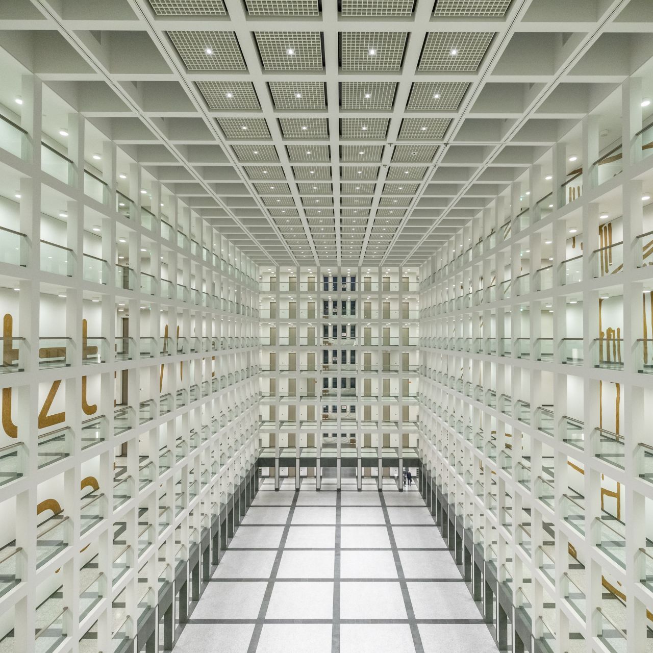 Im März 2015 brachen Unbekannte in die Baustelle der BND-Zentrale in Berlin ein und entfernten fünf Wasserhähne. Durch die Überflutungen soll ein Millionen-Schaden entstanden sein. Im Bild ist das südliche Atrium bei Eröffnung der Gebäude zu sehen.