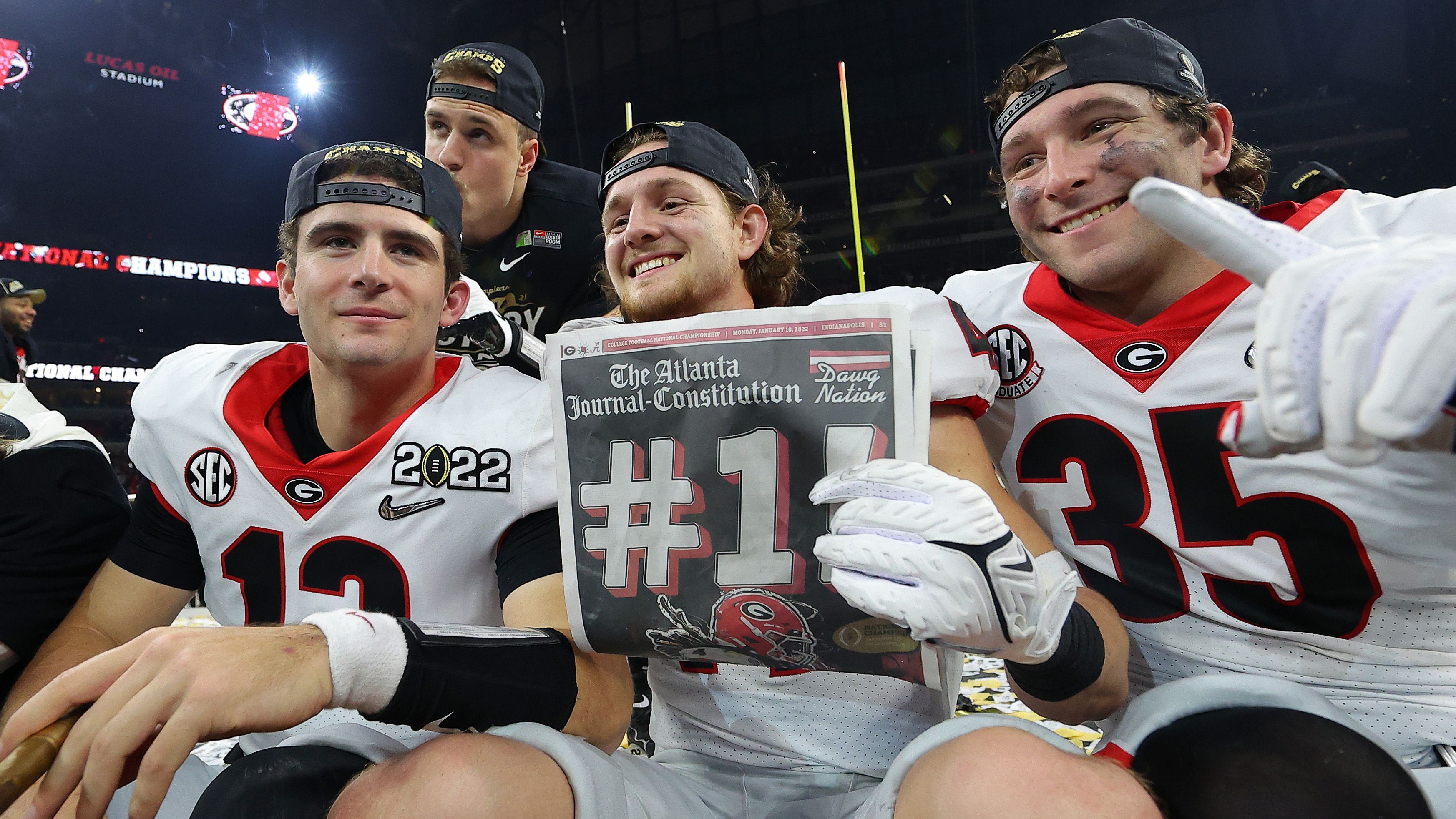 
                <strong>Nach Titelgewinn: Diese Georgia-Spieler sind auf dem Weg in die NFL</strong><br>
                41 Jahre mussten die Georgia Bulldogs auf einen Titelgewinn im College warten. Beim 33:18-Finalsieg über Alabama glänzte einmal mehr die Defense, auch Quarterback Stetson Bennett überzeugte und beendete so die lange Durststrecke des neuen College-Champions. Im Draft 2022 werden ohne Zweifel eine ganze Reihe von Bulldogs-Spielern den Weg in die NFL finden. ran stellt die Erfolgsgaranten vor. 
              