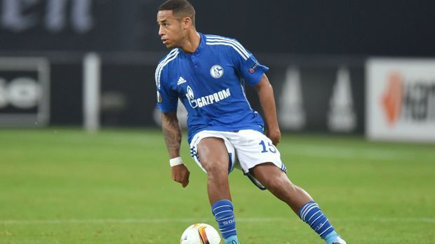 
                <strong>Linker Verteidiger: Dennis Aogo</strong><br>
                Linker Verteidiger: Dennis Aogo. Auch er war beim 0:1 nicht ganz unbeteiligt. Denn der Linksverteidiger der Königsblauen ließ die Flanke zu, die am Ende zum Treffer für Prag führte. Wirkte hier und da ungewohnt fahrig und unsicher. Kann er deutlich besser. ran-Note: 4
              