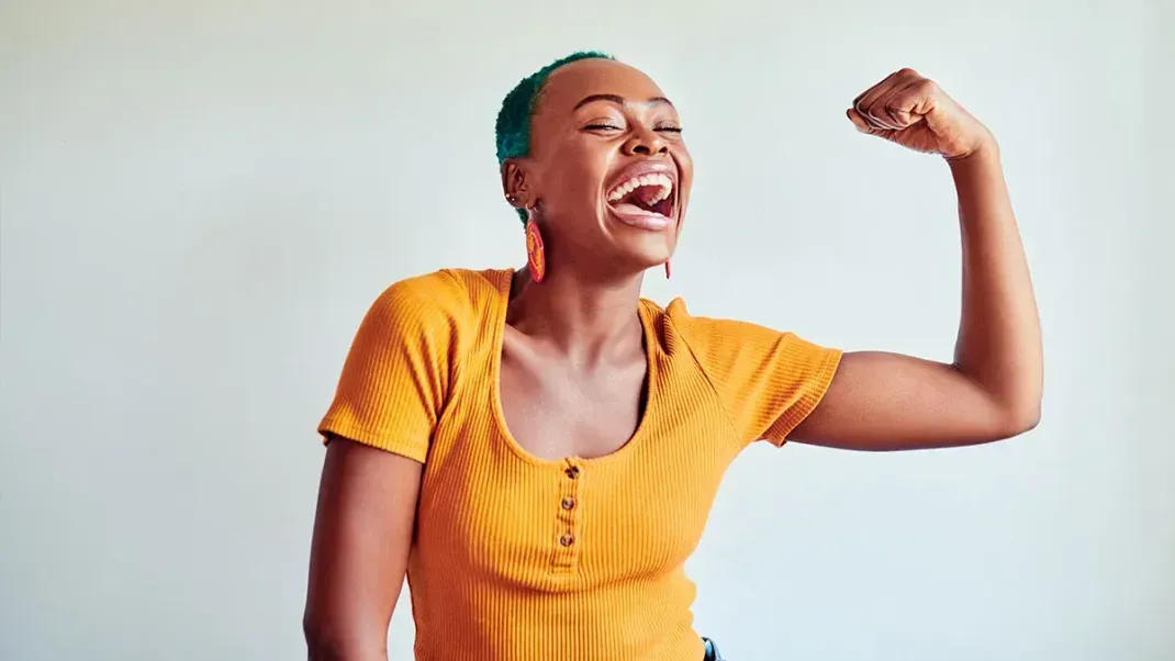 Power Posing: Zeige mit deiner Körpersprache allen, wie selbstbewusst du bist.